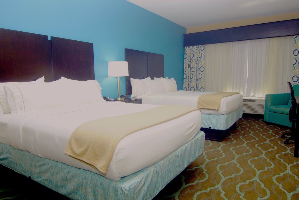 Четырёхместный номер Standard Holiday Inn Express Hotels & Suites Cuero, an IHG Hotel