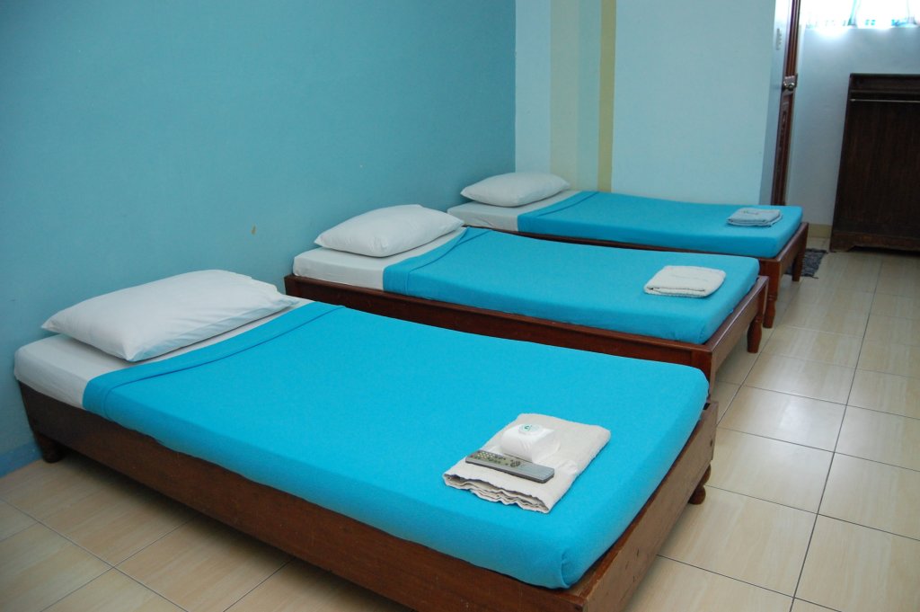Кровать в общем номере Circon Businessman's Inn