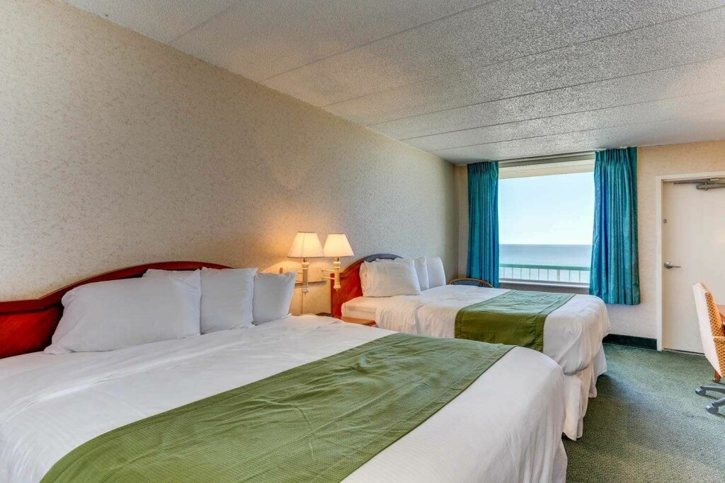 Standard Quadruple room oceanfront Moxy Virginia Beach Oceanfront