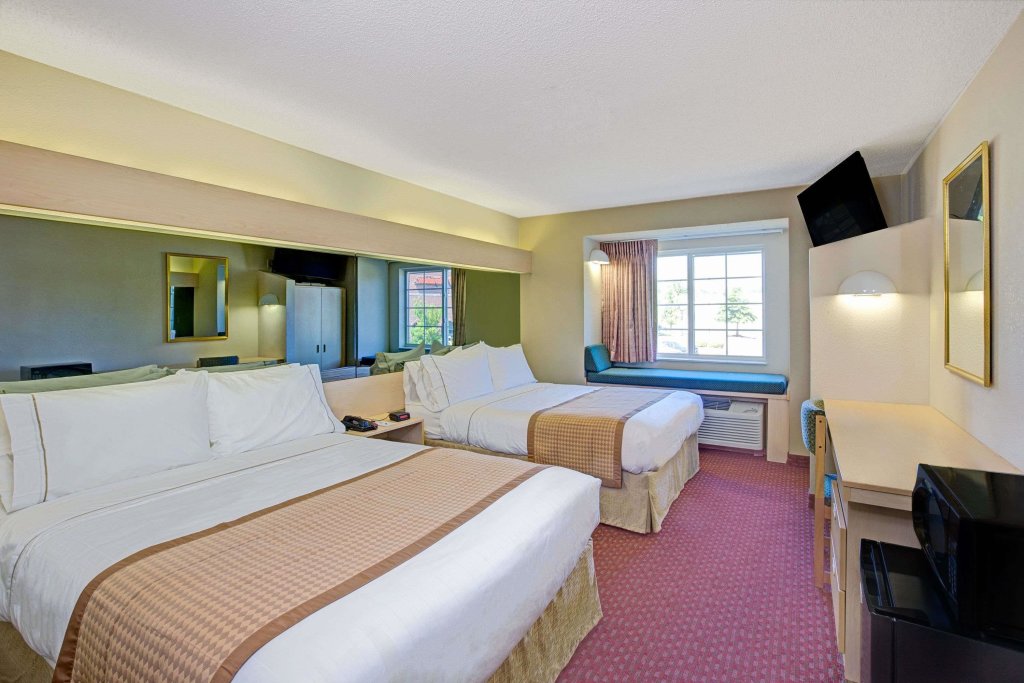 Четырёхместный номер Standard Microtel Inn & Suites by Wyndham Burlington