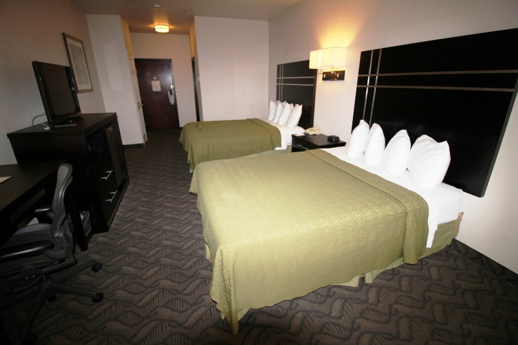 Четырёхместный номер Standard Quality Inn & Suites Airport West Salt Lake City
