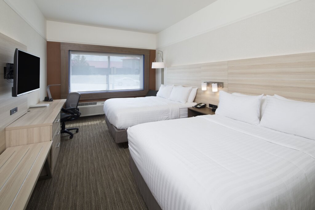 Четырёхместный номер Standard Holiday Inn Express & Suites - Portage, an IHG Hotel