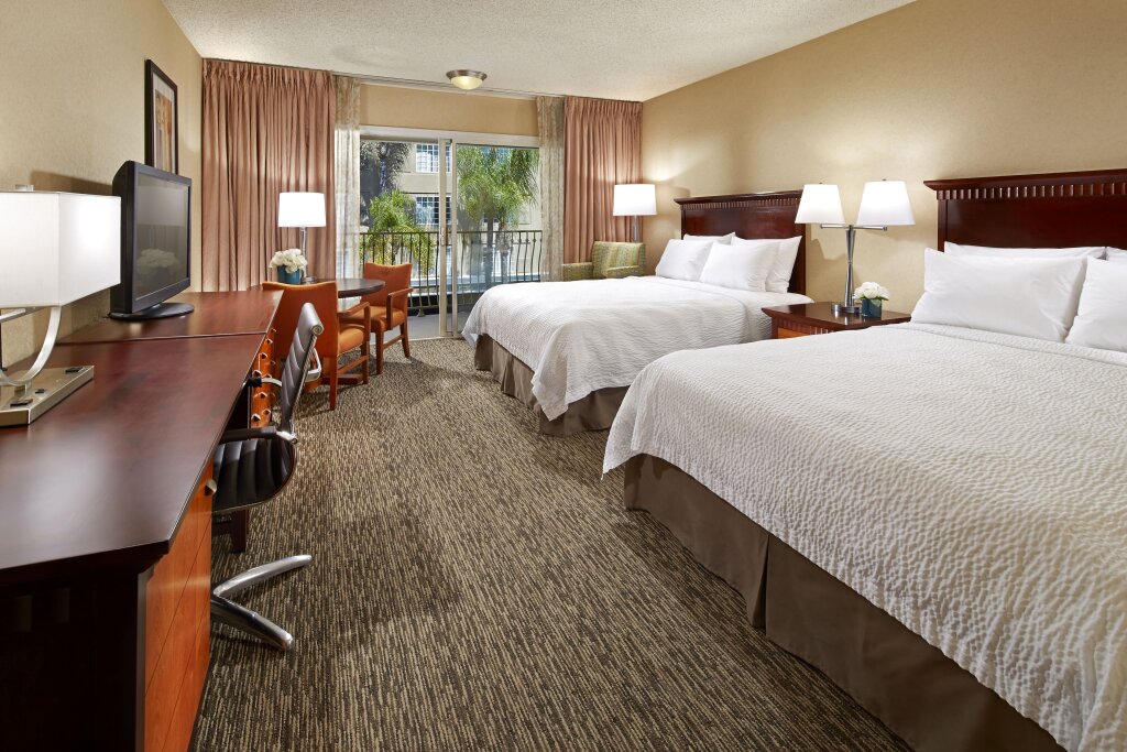 Четырёхместный номер Deluxe Portofino Inn and Suites Anaheim Hotel
