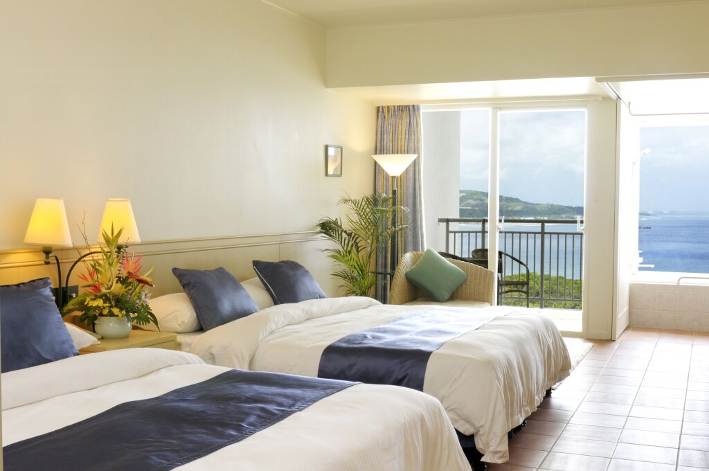 Четырёхместный номер Standard с балконом и с видом на город Hoshino Resorts RISONARE Guam