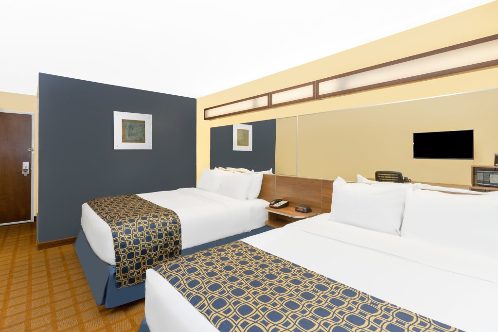 Четырёхместный номер Standard Microtel Inn & Suites - Kearney