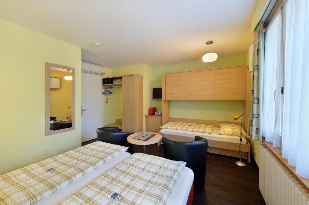 Standard Triple room Hotel Derby Interlaken - Action & Relax Hub
