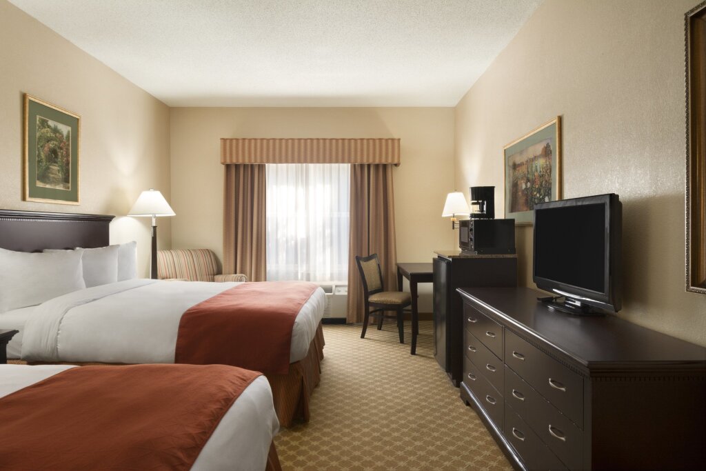 Четырёхместный номер Standard Country Inn & Suites by Radisson, Columbus, GA