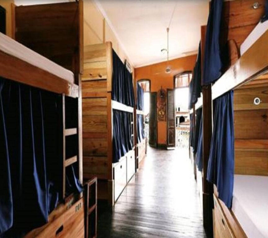 Кровать в общем номере Lunas Castle Hostel