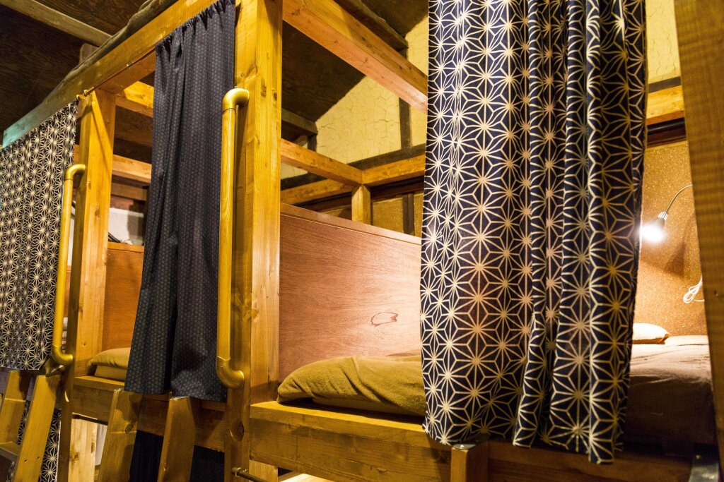Кровать в общем номере Himeji 588 Guest House