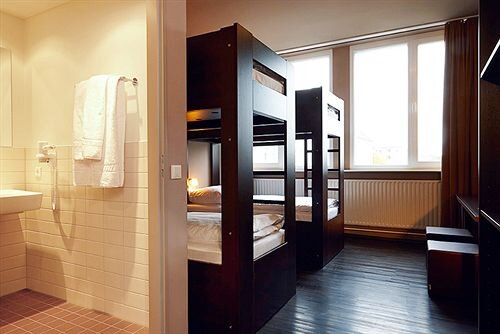 Кровать в общем номере (женский номер) Smart Stay Hotel Berlin City