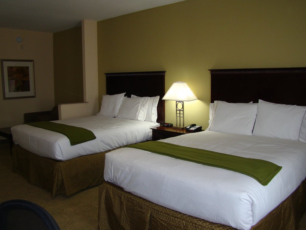 Четырёхместный люкс Holiday Inn Express & Suites Brownfield