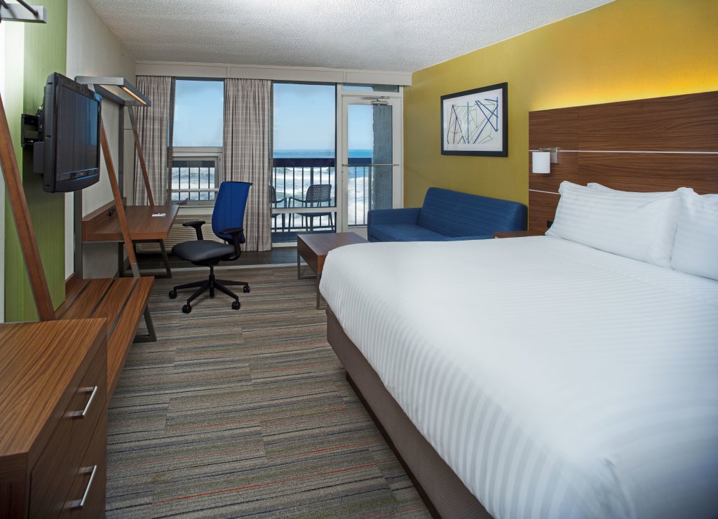 Четырёхместный номер Standard Holiday Inn Express Nags Head Oceanfront, an IHG Hotel