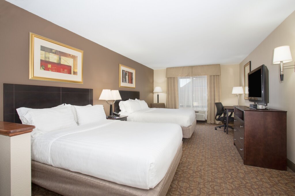 Четырёхместный номер Standard Holiday Inn Express Hotel & Suites Concordia, an IHG Hotel