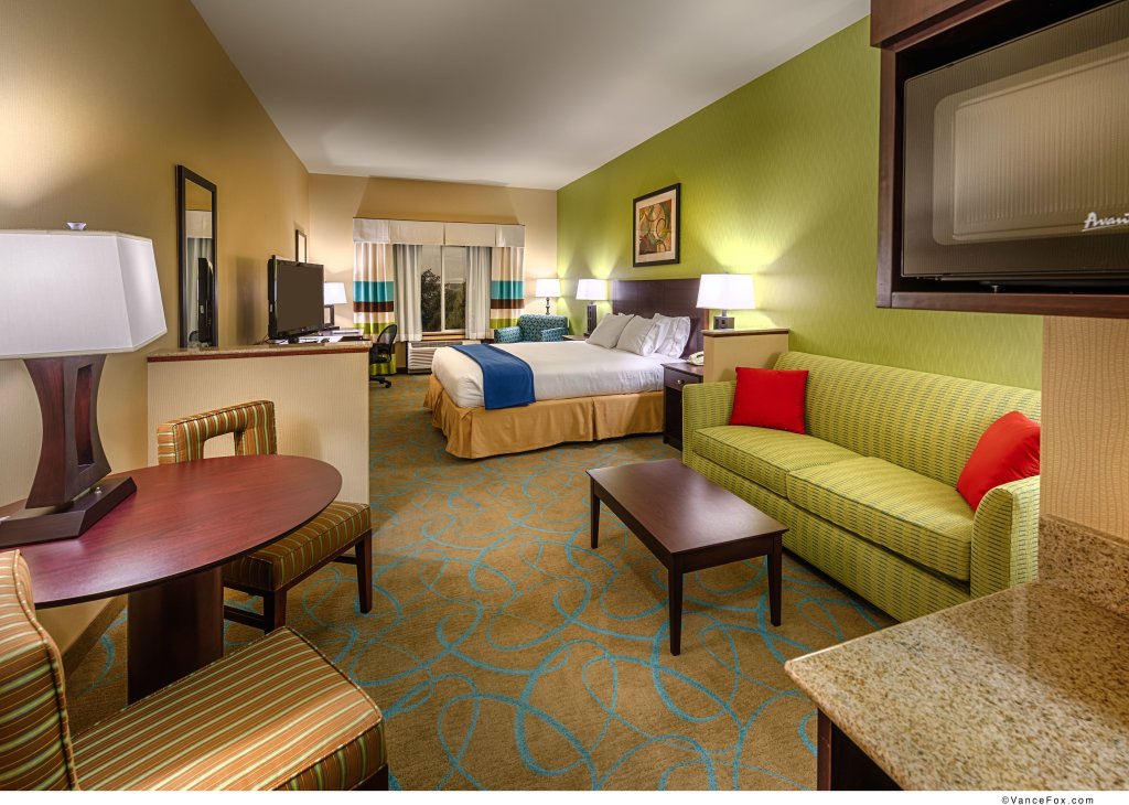 Люкс Holiday Inn Express & Suites / Red Bluff - South Redding Area, an IHG Hotel