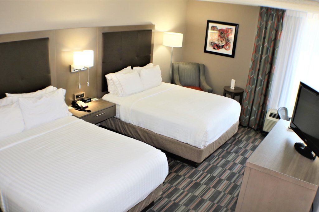 Четырёхместный номер Standard Holiday Inn Express Woodstock-Shenandoah Valley, an IHG Hotel