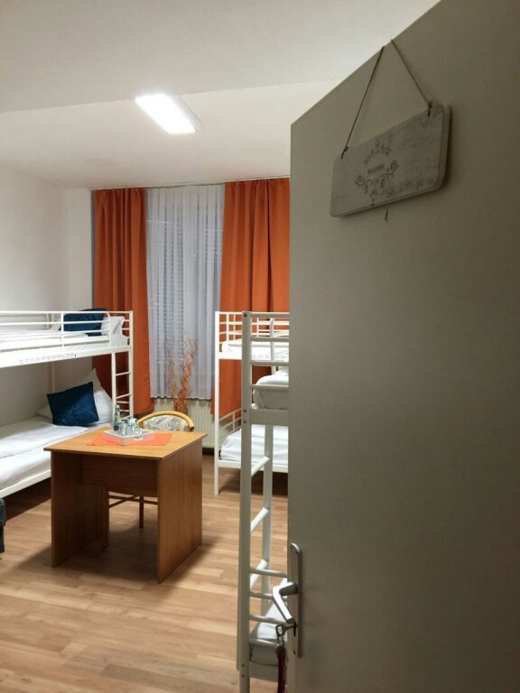 Кровать в общем номере Hotel Drei Kronen