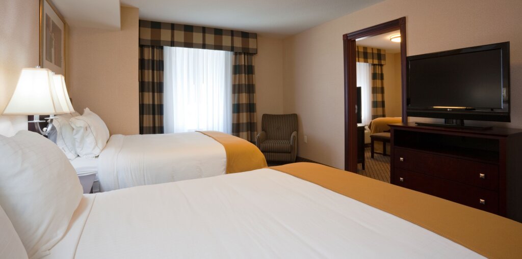 Четырёхместный номер Standard Holiday Inn Express Winona, an IHG Hotel