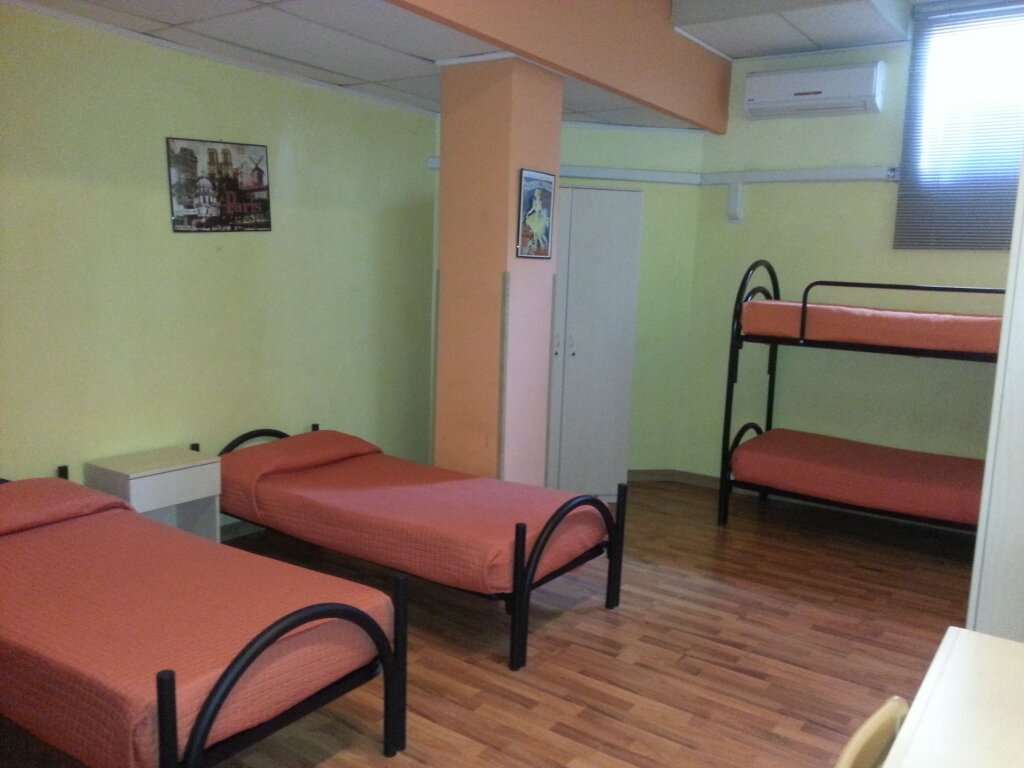 Кровать в общем номере Central Station Inn