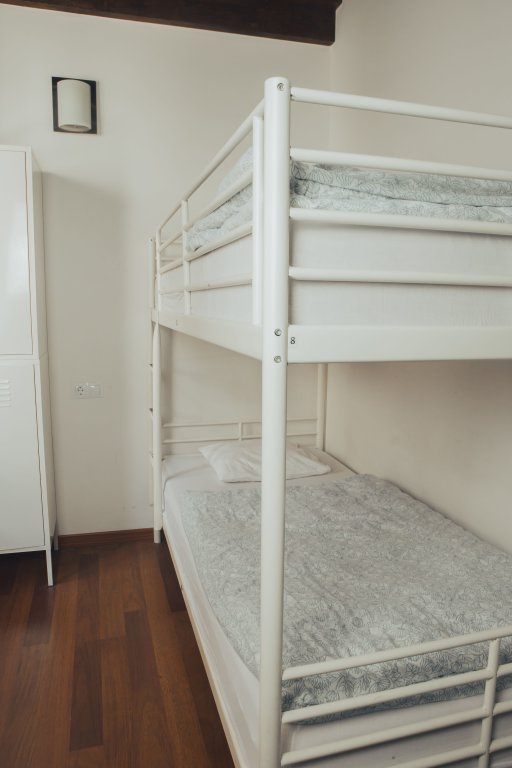 Кровать в общем номере Granada Inn Hostels & Suites