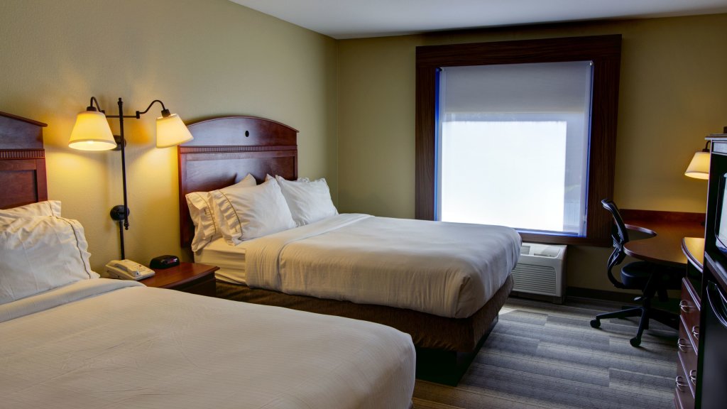 Четырёхместный номер Standard Holiday Inn Express & Suites Sioux City-South, an IHG Hotel