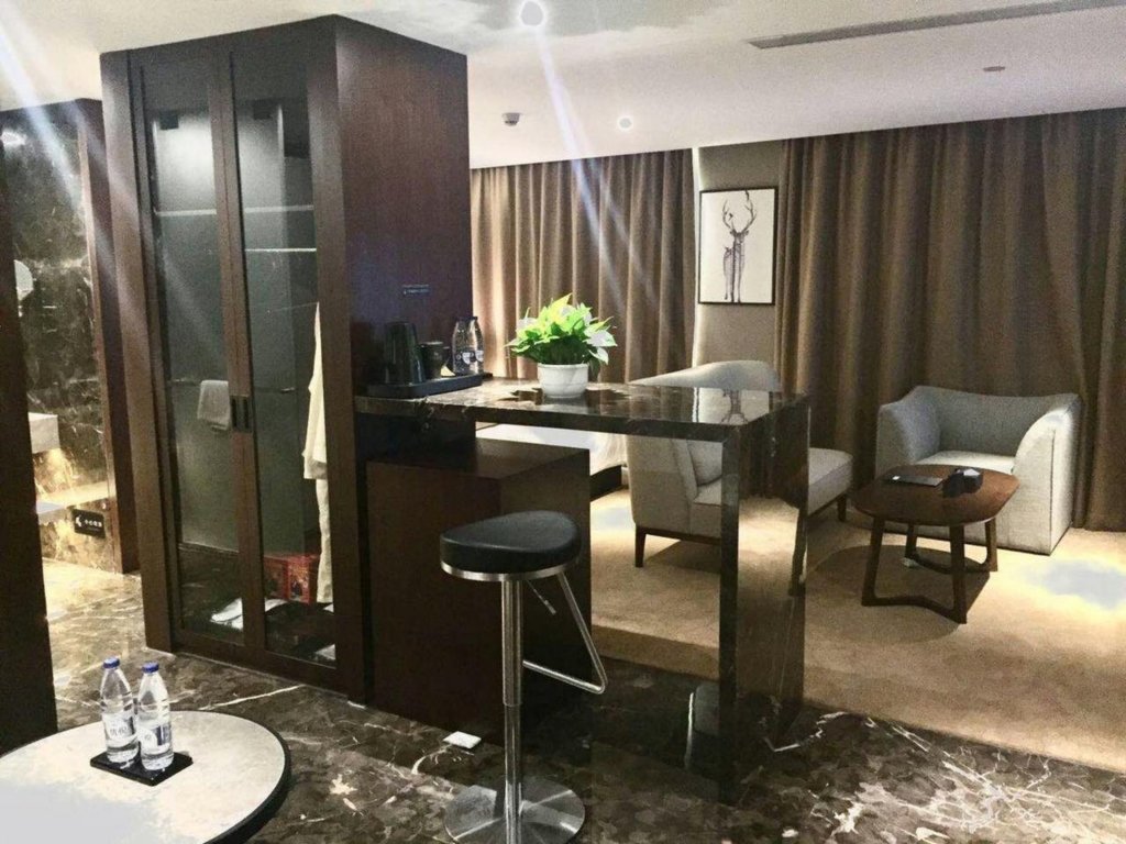 Deluxe suite BBHOL Elegant Hotel