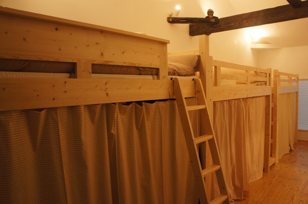 Кровать в общем номере Sato-san's Rest