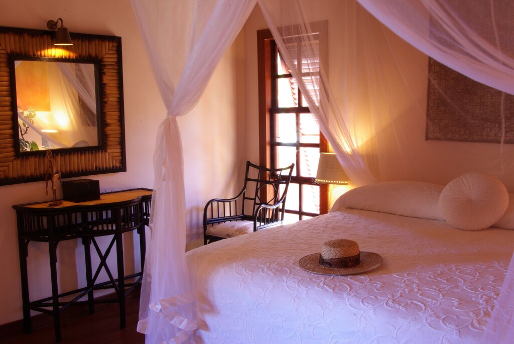Suite 1 dormitorio sótano con vista al jardín Le Phare Bleu Villa Resort