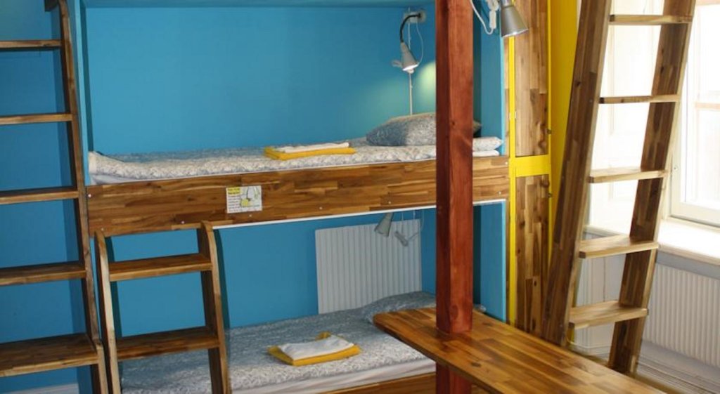 Кровать в общем номере Birka Hotel