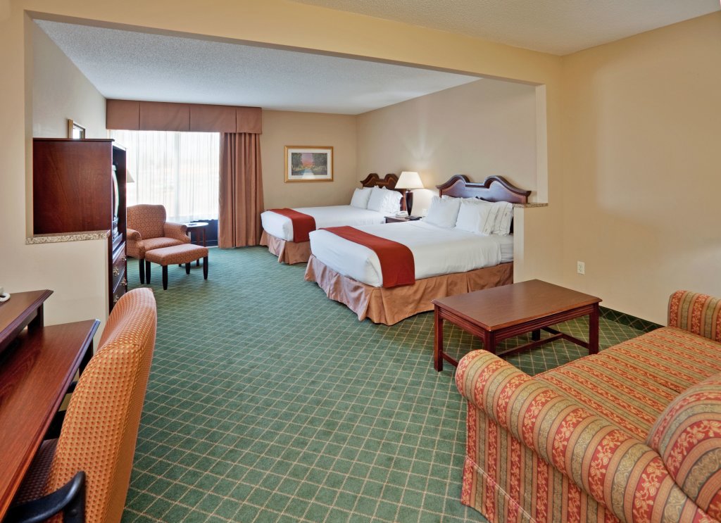 Четырёхместный люкс Holiday Inn Express Hotel & Suites Cape Girardeau I-55, an IHG Hotel