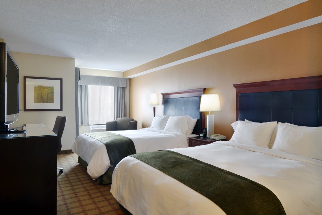 Standard Quadruple room Holiday Inn Ottawa Dwtn - Parliament Hill, an IHG Hotel