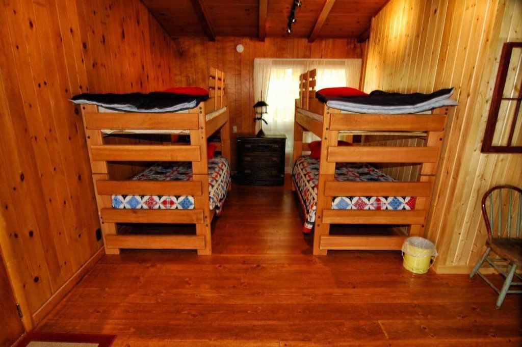 Habitación Estándar Butler's Bay Teal Lake 4 Bedroom Hotel Room by Redawning