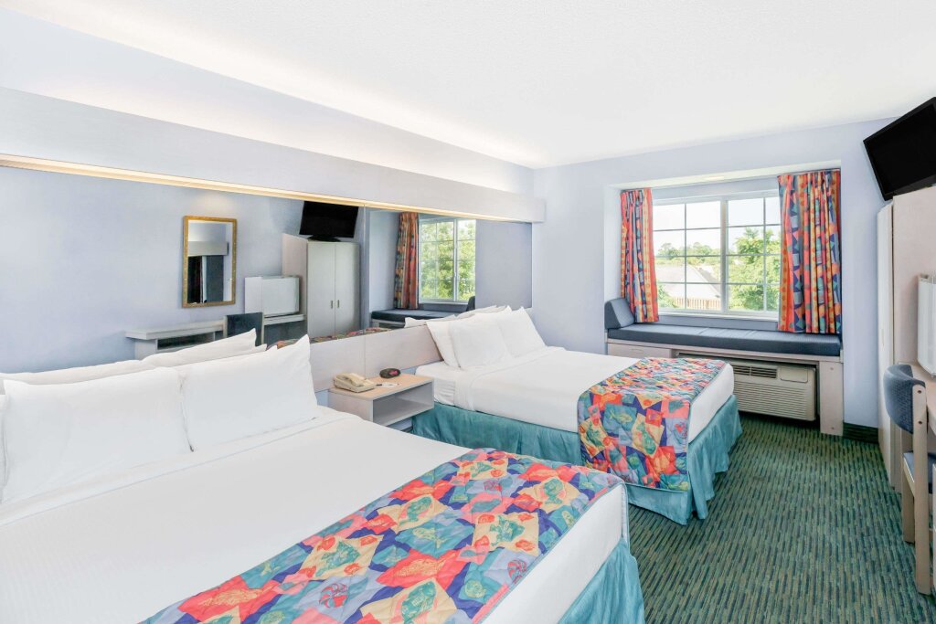 Четырёхместный номер Standard Microtel Inn & Suites by Wyndham Carolina Beach