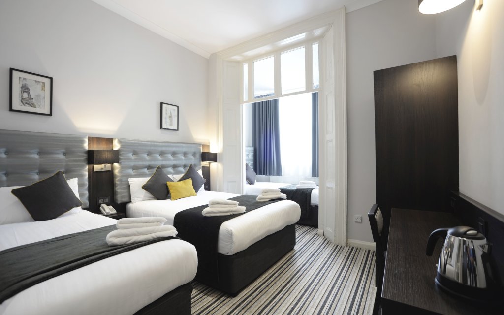 Standard Quadruple room Airways Hotel London