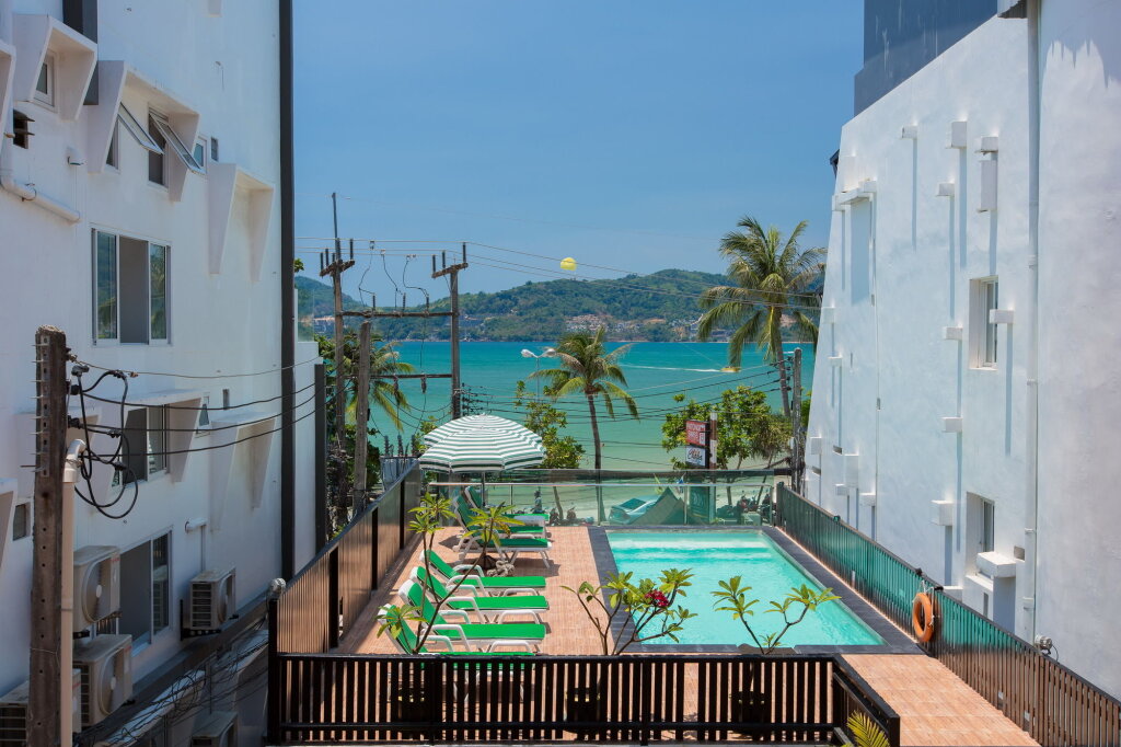 Habitación triple De lujo con balcón y con vista al mar Patong Swiss Hotel
