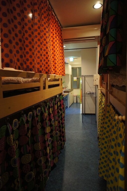 Кровать в общем номере Hostel Base Point Osaka
