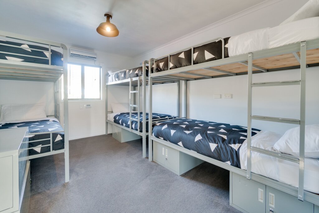 Кровать в общем номере INNBetween Lodge & Backpackers