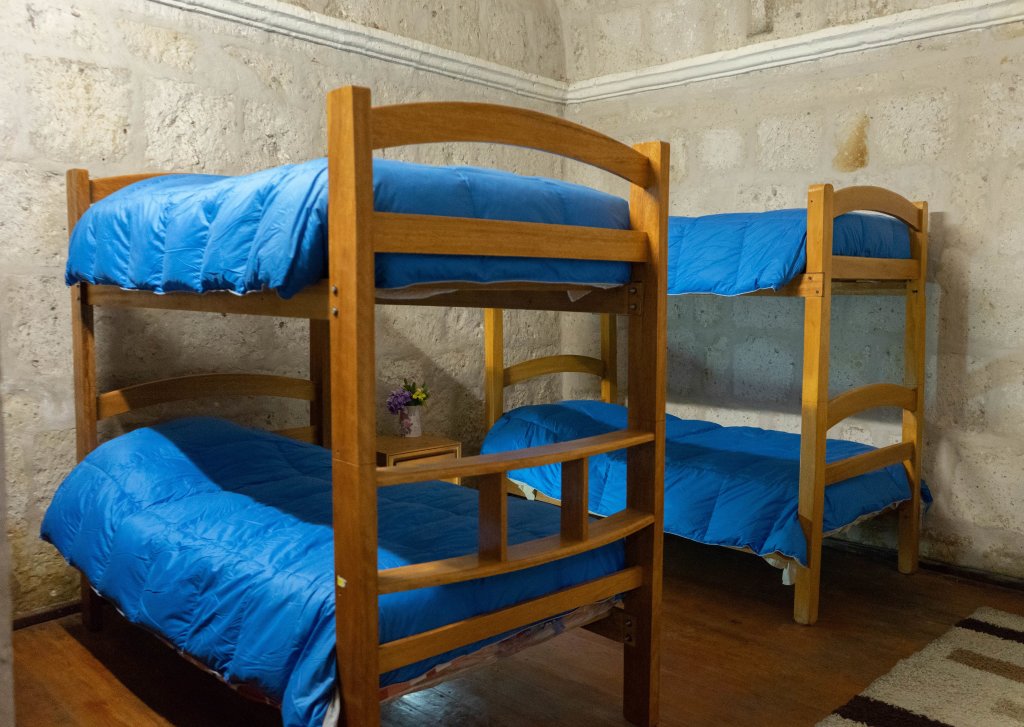 Кровать в общем номере Lion AQP Hostel