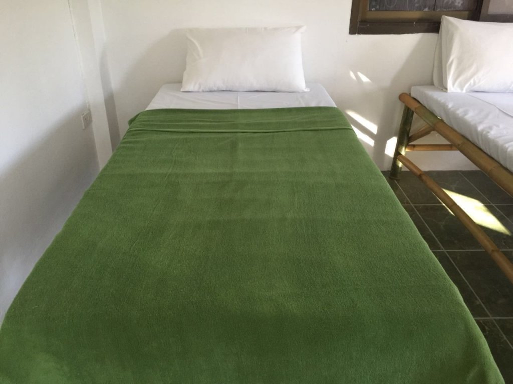 Кровать в общем номере beachfront Lanta Sabai Hotel & Bungalows