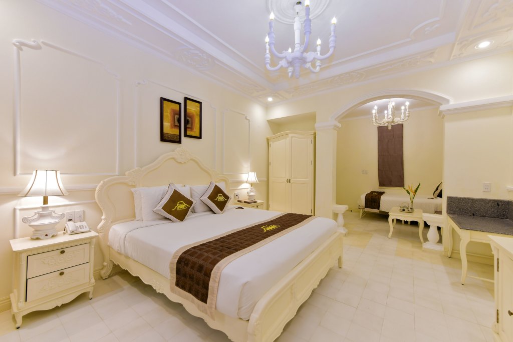 Standard triple famille chambre avec balcon Hoi An Garden Palace & Spa