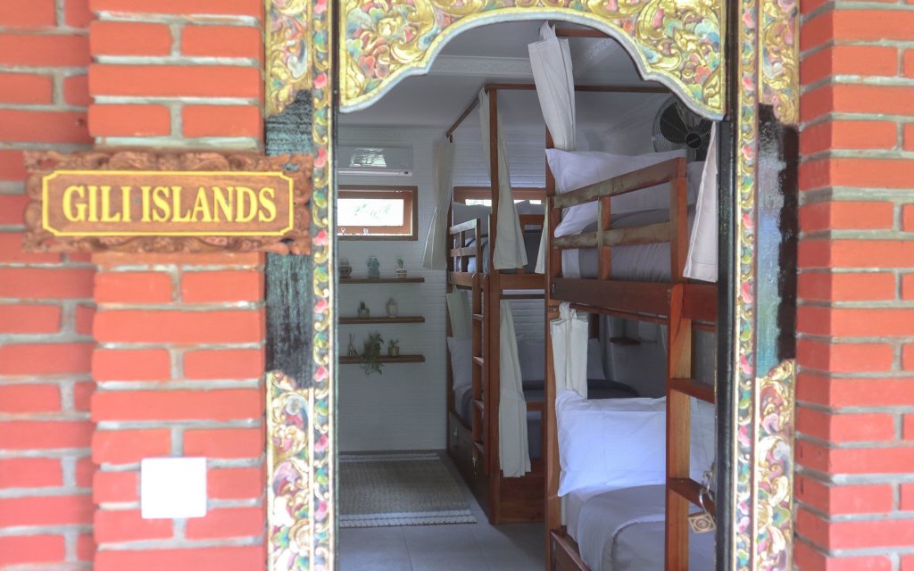 Кровать в общем номере Puri Garden Hotel & Hostel