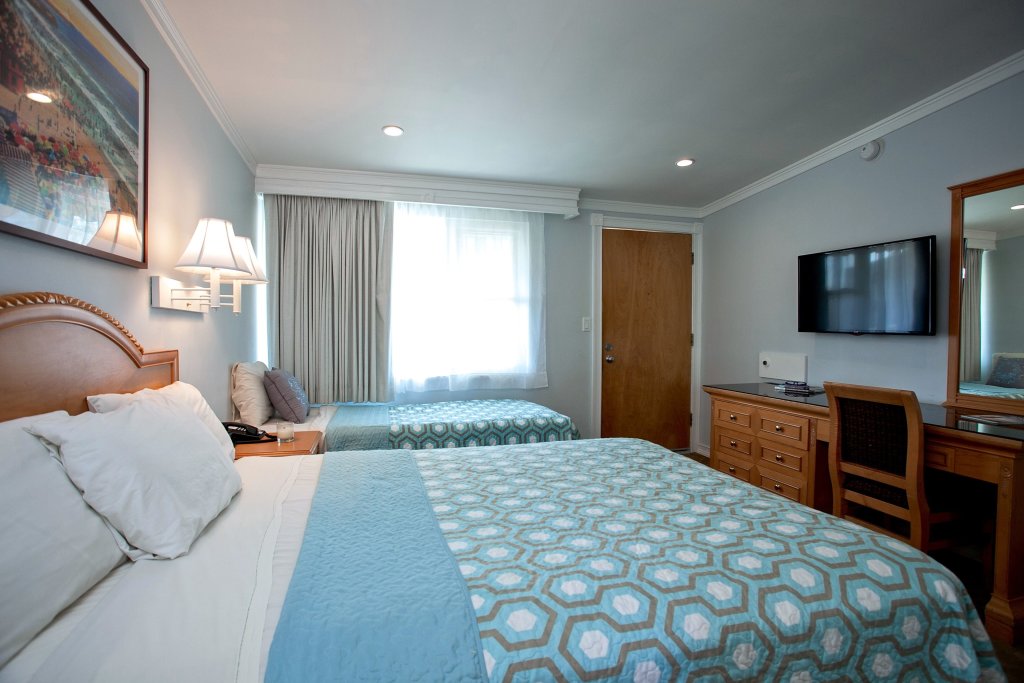Standard Quadruple room Ocean Lodge Santa Monica Beach Hotel