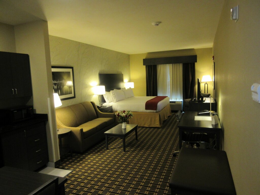 Camera Standard Holiday Inn Express & Suites Butler, an IHG Hotel