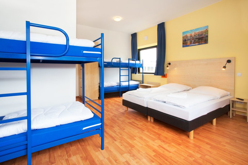 Кровать в общем номере a&o Amsterdam Zuidoost