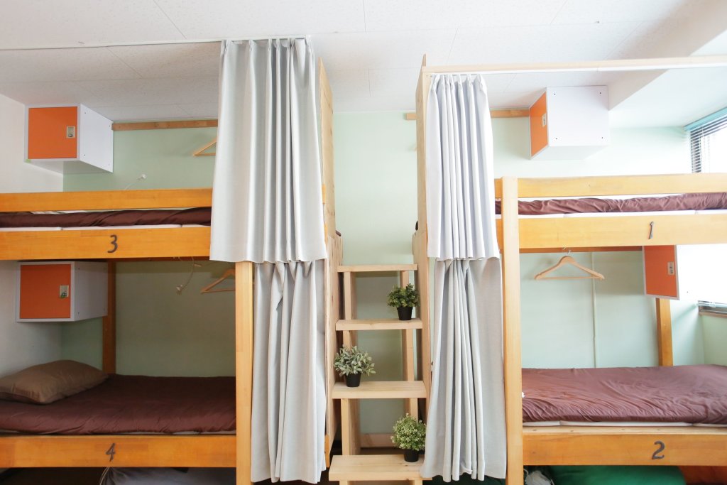 Кровать в общем номере с красивым видом из окна Hostel Casa Noda