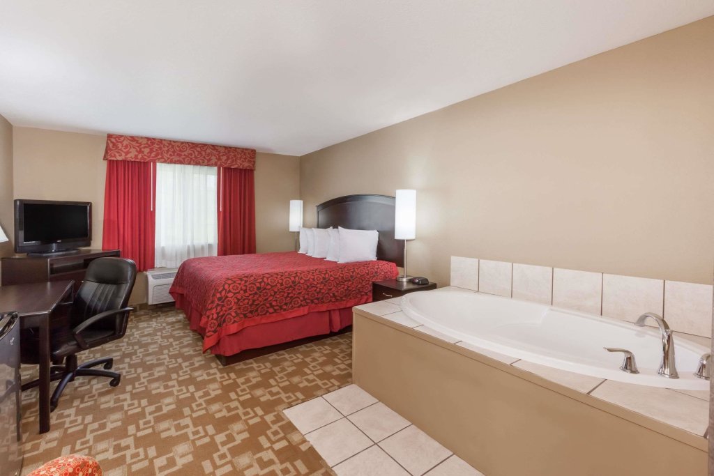 Suite Days Inn by Wyndham Central City
