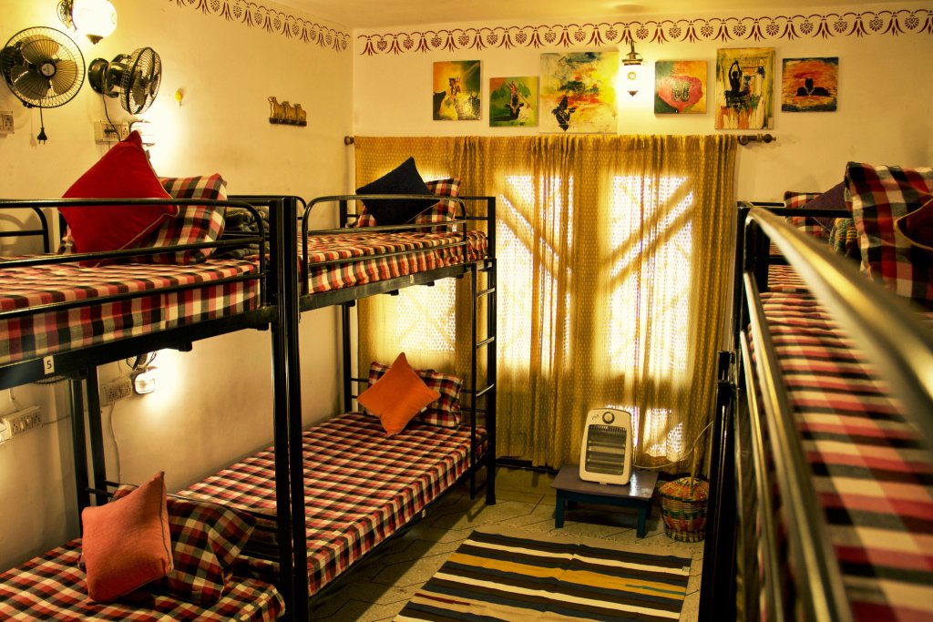 Кровать в общем номере goSTOPS Varanasi