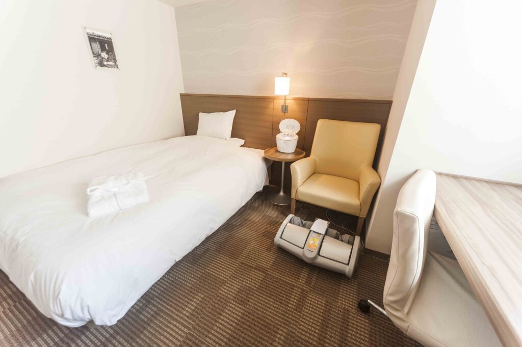Кровать в общем номере (женский номер) Daiwa Roynet Hotel Okinawa-Kenchomae