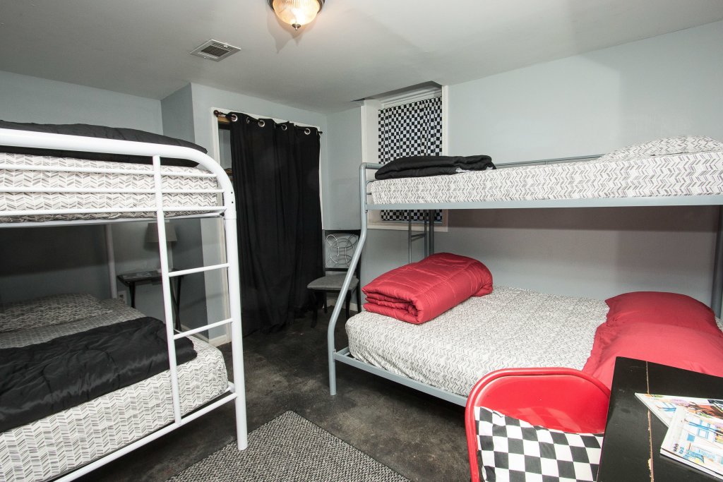 Кровать в общем номере Indy Hostel