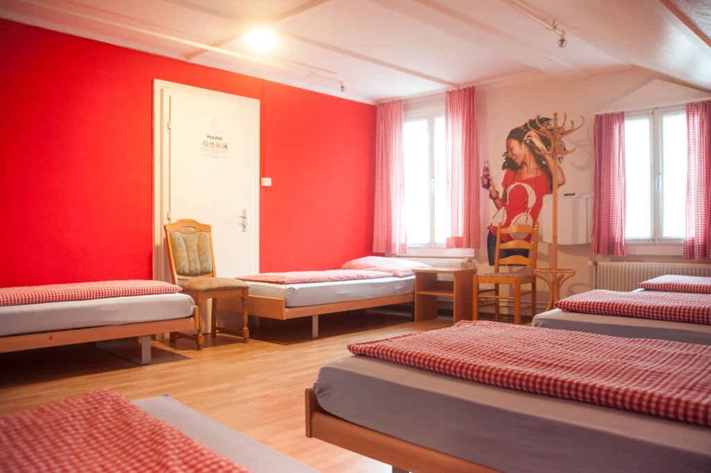 Кровать в общем номере (женский номер) Balmers Hostel