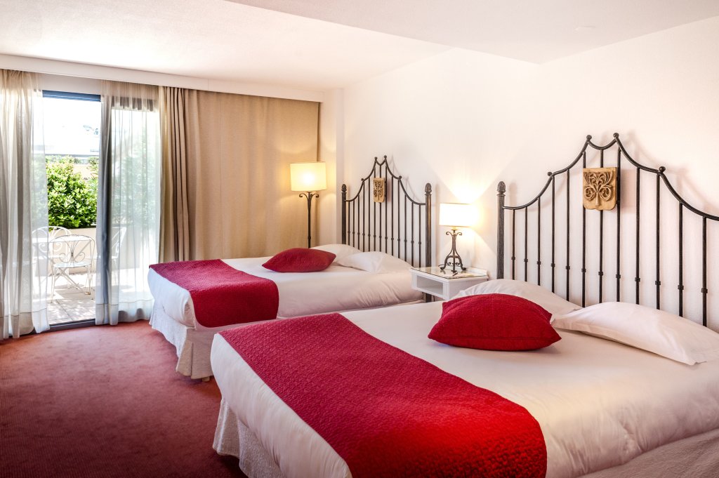 Superior Triple room Avignon Grand Hotel